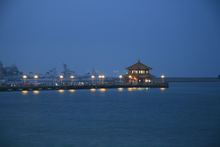 青島有哪些風景名勝?。?></a></p>

<p>游覽景點：棧橋＿步行＿天后宮＿步行＿海軍博物館＿步行＿小青島＿步行＿魯迅公園＿步行＿水族館＿步行＿海底世界＿步行＿小魚山＿步行＿第一海水浴場＿步行＿八大關＿公交＿五四廣場＿步行＿奧林匹克主題公園（奧帆基地）＿公交＿銀海大世界＿步行＿極地海洋世界＿步行＿雕塑園＿步行＿石老人浴場。</p>
<p><a href=